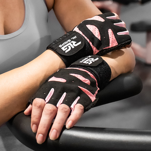 modelo fitness con guantes gym rosas