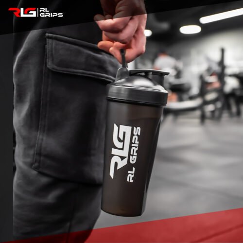 cogiendo un shaker de rl grips con la mano