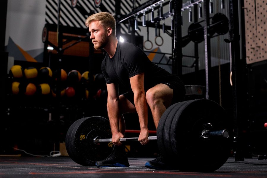 chico rubio haciendo peso muerto
